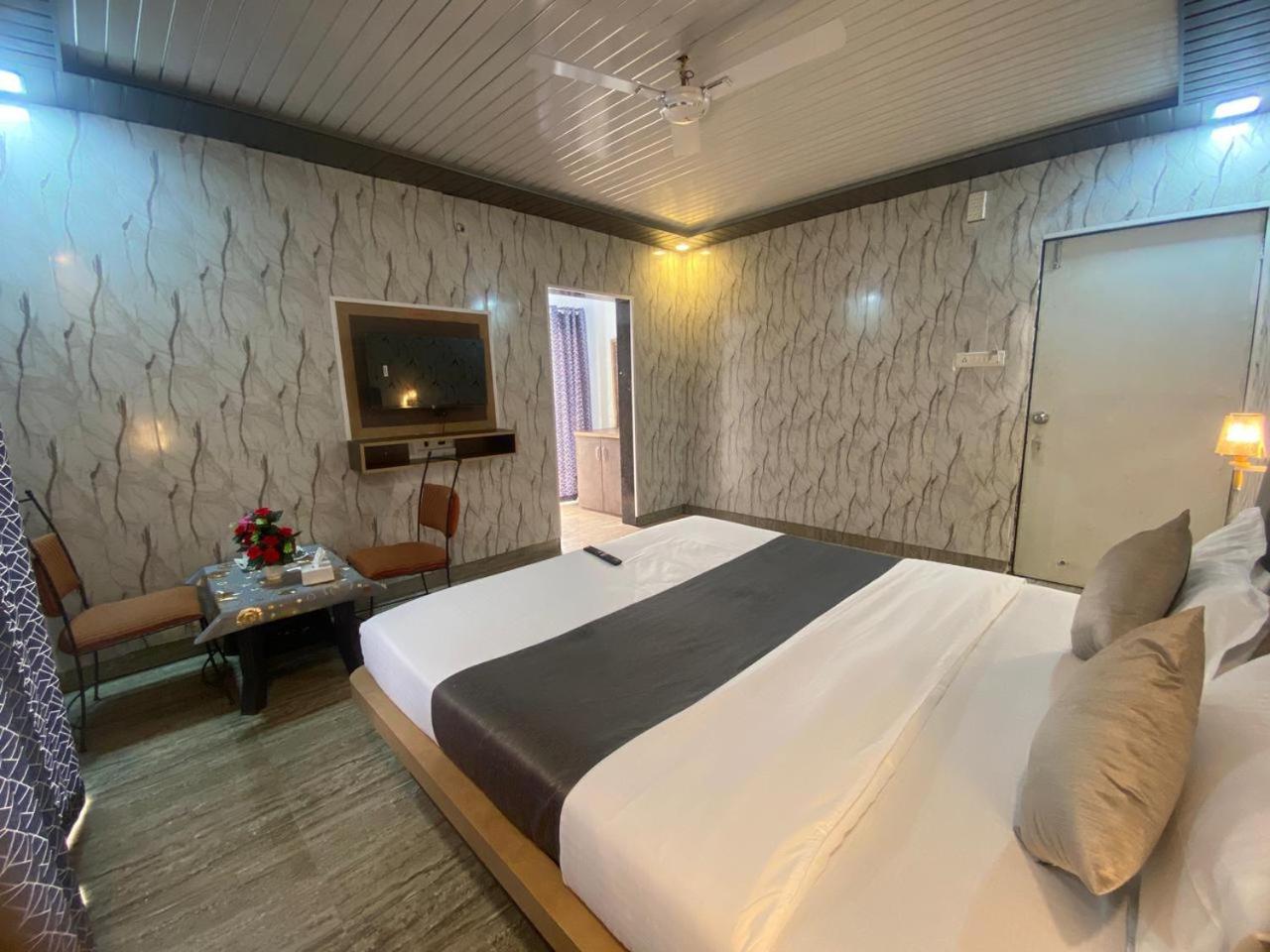 Hotel Golden Galaxy And Restaurant Mahābaleshwar Esterno foto